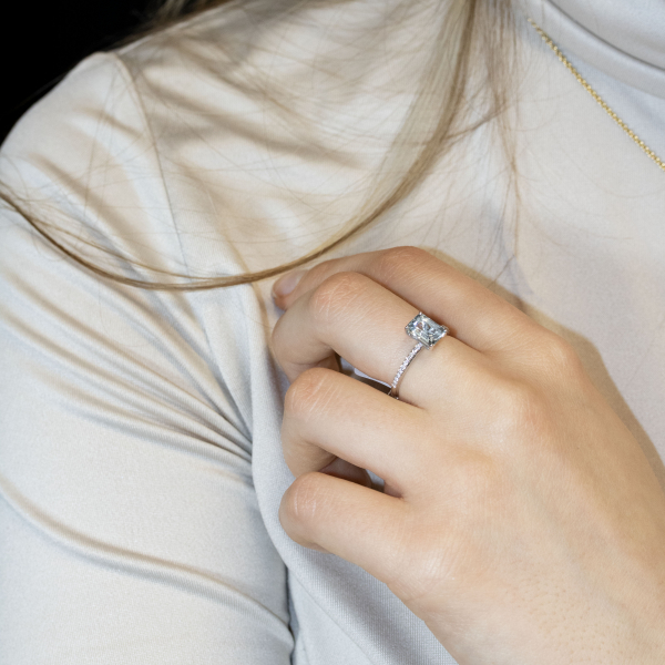 Valgest kullast sõrmus akvamariini ja teemantidega